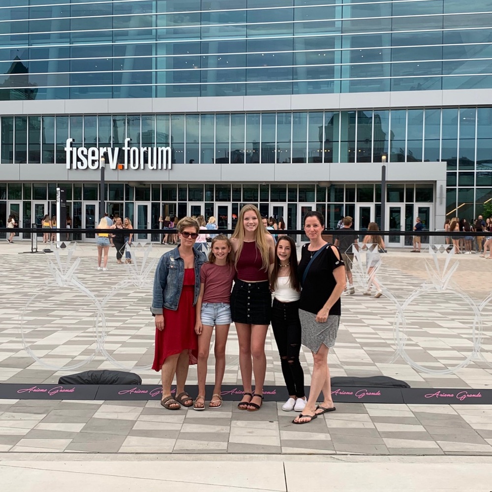 Meet your Posher, Chloe